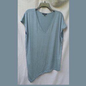 NWOT Liquid Jersey V-Neck Genevette Top Size Medium (18-20)